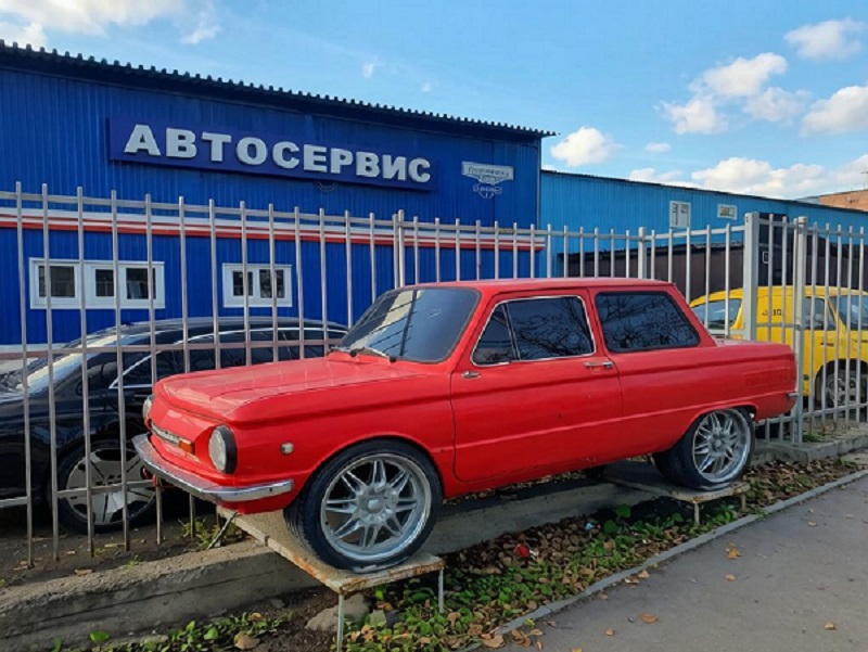 Красный запорожец на литых дисках — ориентир автосервиса PodolskAvto в Подольске